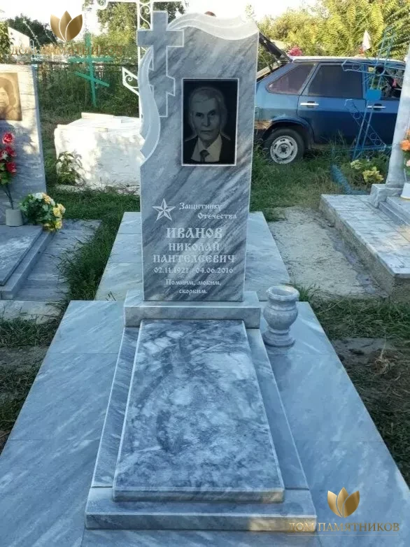 Памятник из мрамора Крест - мантия 17
